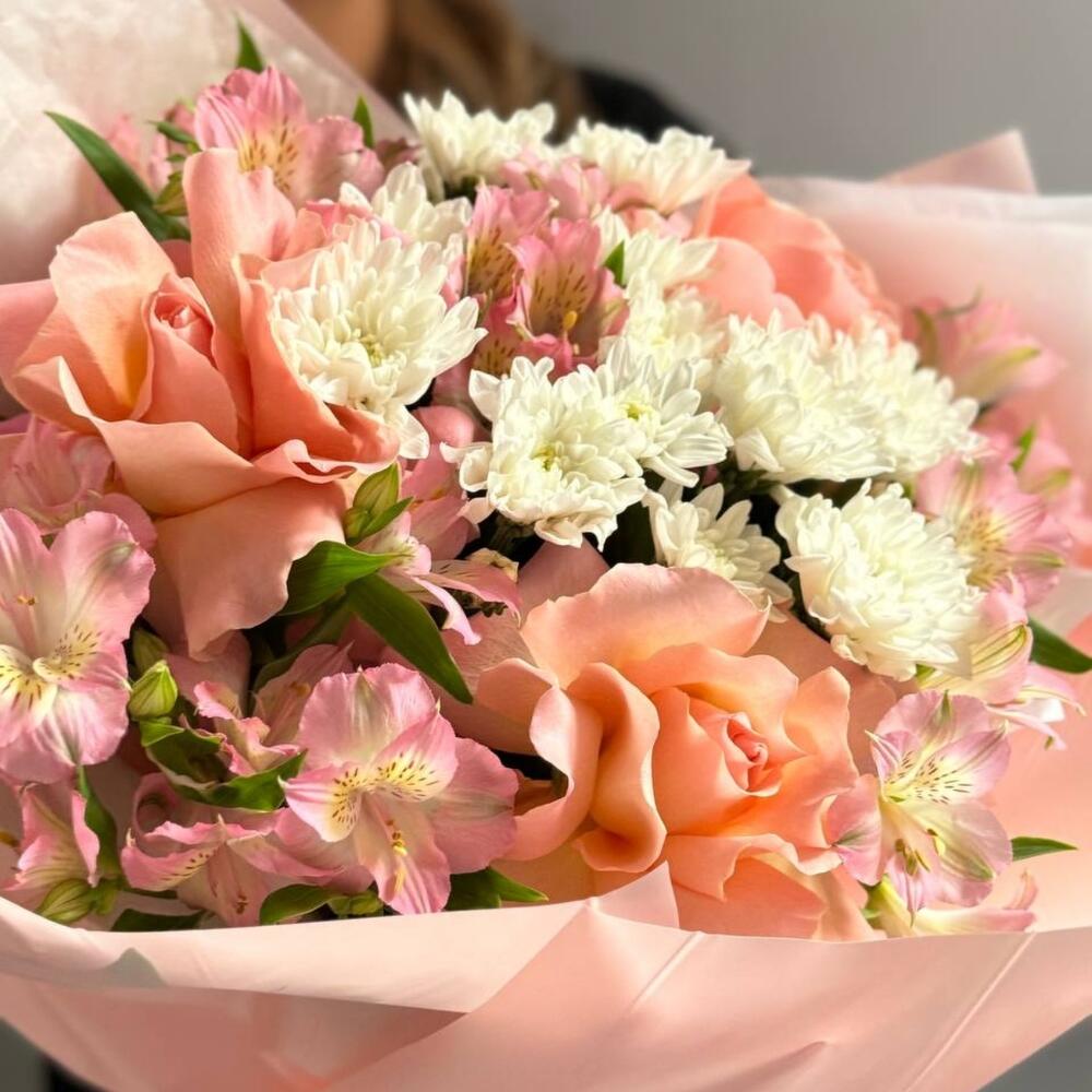 https://content2.flowwow-images.com/data/flowers/1000x1000/38/1725294813_84966638.jpg