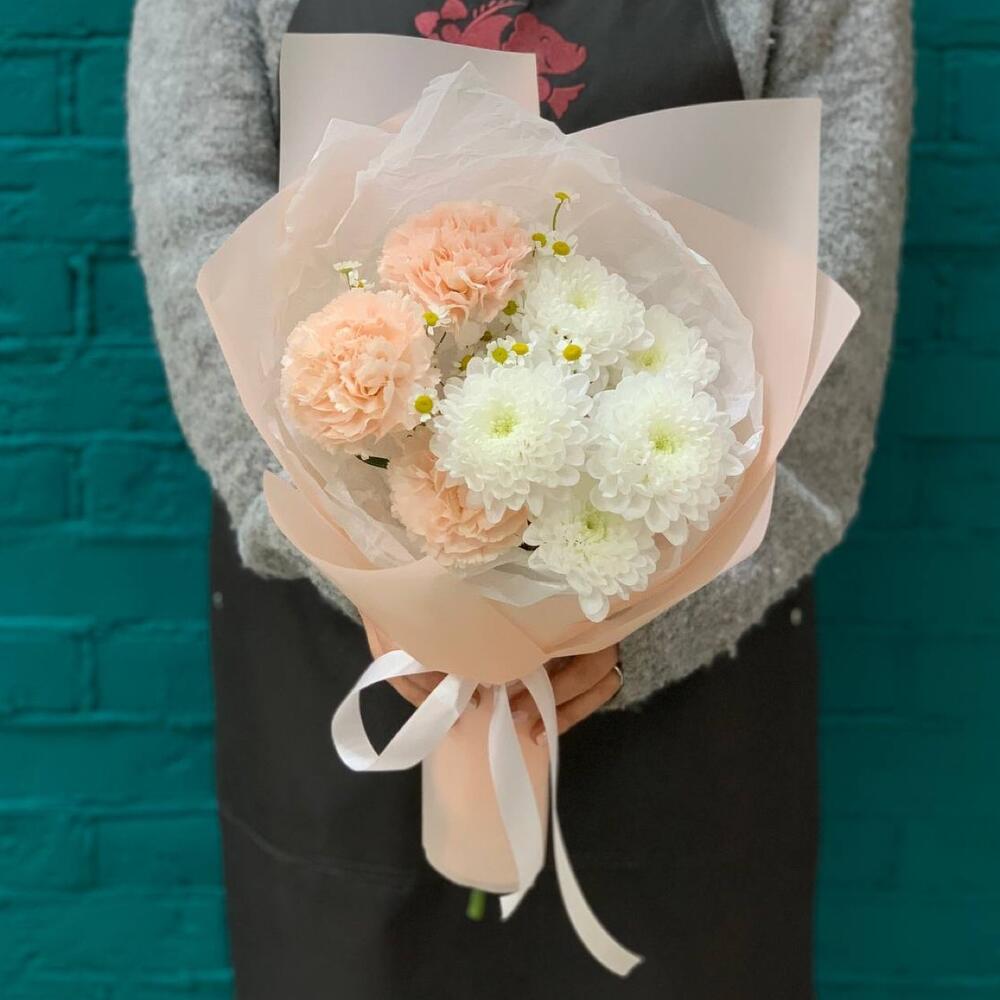 https://content2.flowwow-images.com/data/flowers/1000x1000/08/1736007821_57912208.jpg