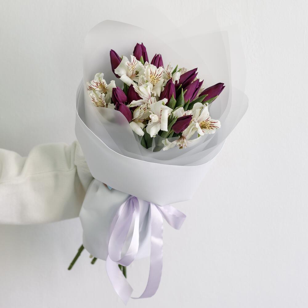 https://content2.flowwow-images.com/data/flowers/1000x1000/18/1740418684_70491418.jpg
